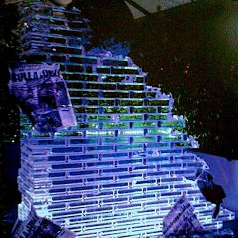 Scenografia muro in plexiglass