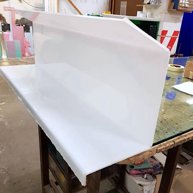 Paraschizzi in plexiglass in lavorazione